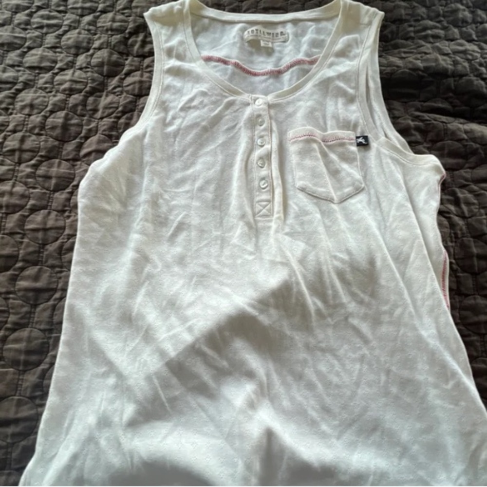 Women’s Sleeveless Shirt